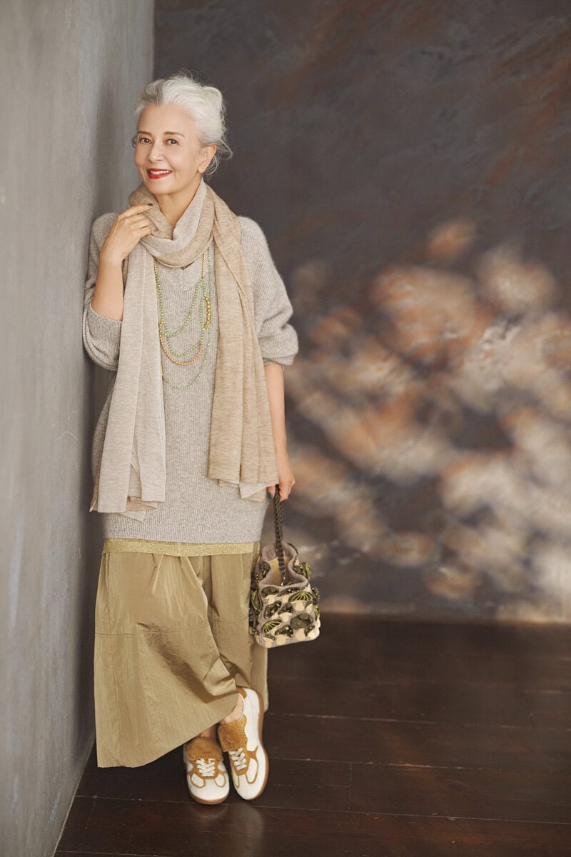 ニット¥64,900、スカート¥35,200、ストール¥52,800/すべてプレインピープル(プレインピープル青山)、下に着たラメニット¥18,700/マカフィー(トゥモローランド)、2連ネックレス¥47,300、1連ネックレス¥44,000/ともにフローリアン、バッグ¥185,900/ジャマン・ピュエッシュ、スニーカー¥50,600/アロハス(すべてアッシュ・ペー・フランス)