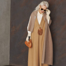 ストール¥52,800、オールインワン¥132,000／ともにプレインピープル、ネックレス¥30,800／トレマイデ（すべてプレインピープル青山）、シャツ¥69,300、ブローチ（2個セット）¥39,600／ともにエブール、バッグ（別注カラー）¥71,500／へリュー（すべてリトルリーグ インク）、グローブ¥31,900／アニェル（アッシュ・ペー・フランス）、靴¥30,800／ヘンリエンヴァーゴ（トゥモローランド）、サングラス／アンナさん私物