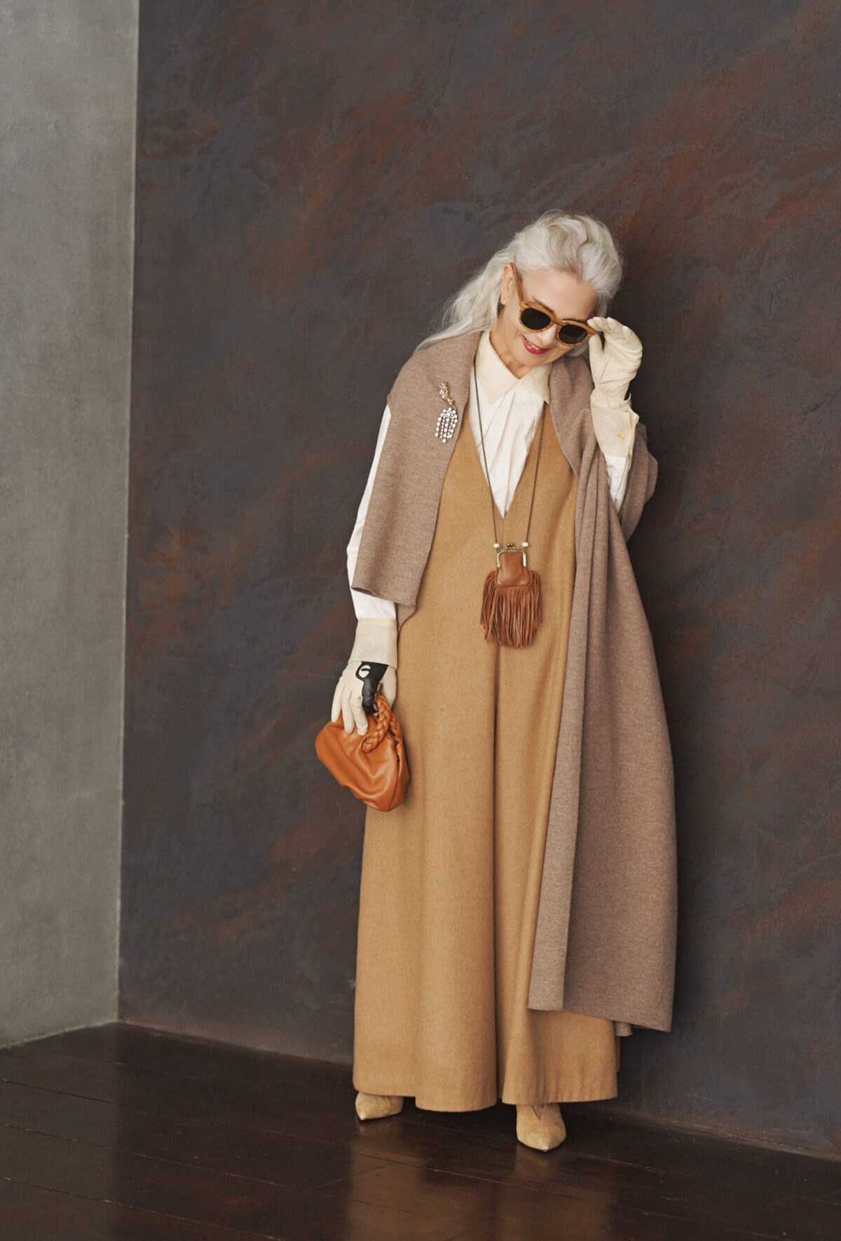 ストール¥52,800、オールインワン¥132,000/ともにプレインピープル、ネックレス¥30,800/トレマイデ(すべてプレインピープル青山)、シャツ¥69,300、ブローチ(2個セット)¥39,600/ともにエブール、バッグ(別注カラー)¥71,500/へリュー(すべてリトルリーグ インク)、グローブ¥31,900/アニェル(アッシュ・ペー・フランス)、靴¥30,800/ヘンリエンヴァーゴ(トゥモローランド)、サングラス/アンナさん私物