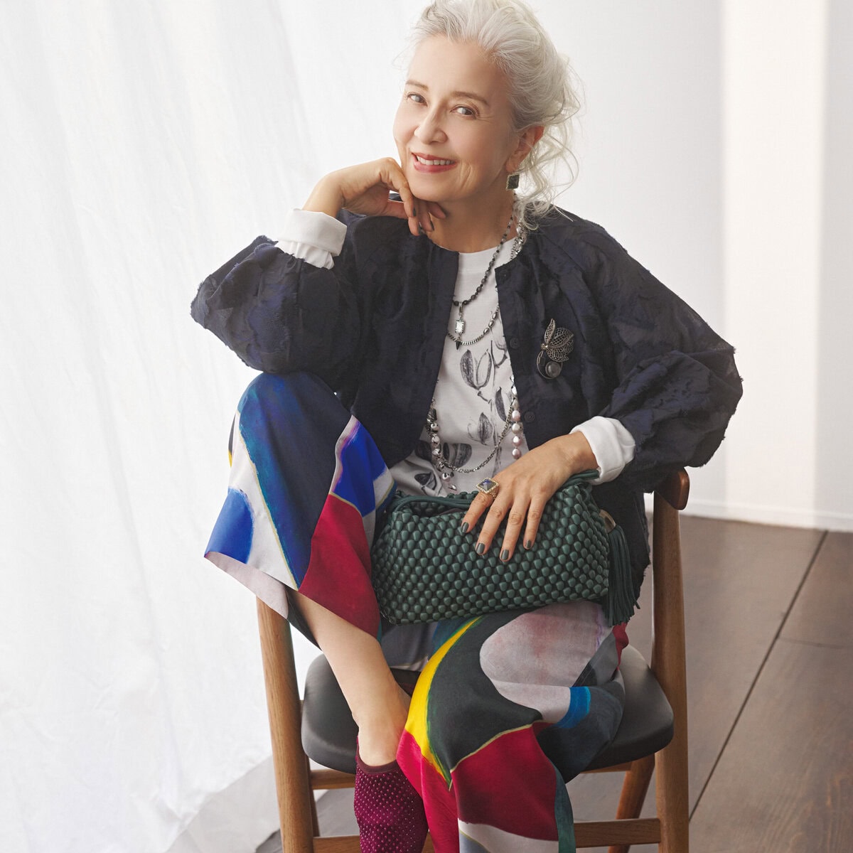 ブルゾン¥37,400/トゥモローランド コレクション、パンツ¥29,700/ボールジィ、靴¥35,200/ペリーコサニー(すべてトゥモローランド)、ロングTシャツ¥17,600/プレインピープル(プレインピープル青山)、ピアス¥51,700、リング¥58,300/ともにダニエラ・デ・マルキ、ネックレス(上)¥58,300、ネックレス(中央)¥71,500/ともにジェム・キングダム、ネックレス(下)¥127,600/デルフィーヌ・シャルロット パルモンティエ、ブローチ¥23,100/クロディーヌ・ヴィトリー、バッグ¥149,600/ティッサ・フォンタネダ(すべてアッシュ・ペー・フランス)