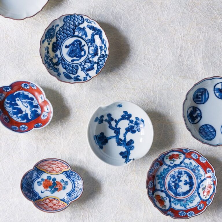 吉田さんも愛用している豆皿たち。ほぼ毎日活躍する小さな働き者です。ウサギや果実の柄が可愛い色絵W8.6×D7.4×H2cm 各4,400円、桃の木を描いた桃小皿W9.3×D9×H2.7cm 4,950円、そのほか3寸輪花皿φ9.5×H2cm 4,950円〜。