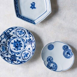 形も絵柄もバリエーション豊かな染付。呉須（ごす）と呼ばれる顔料が、焼成すると鮮やかな青に発色。生まれ故郷の中国では「青花」とも称されます。上から時計まわりにW17×D19×H3㎝ 7,700円、W16×D14.5×H2cm 6,050円、φ18×H3㎝ 7,700円。（φ＝直径、W＝幅、D＝奥行き、H＝高さ）