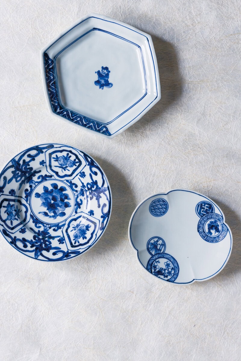 形も絵柄もバリエーション豊かな染付。呉須（ごす）と呼ばれる顔料が、焼成すると鮮やかな青に発色。生まれ故郷の中国では「青花」とも称されます。上から時計まわりにW17×D19×H3㎝ 7,700円、W16×D14.5×H2cm 6,050円、φ18×H3㎝ 7,700円。（φ＝直径、W＝幅、D＝奥行き、H＝高さ）