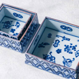 入れ子になる四方鉢はお正月にも大活躍。小W11×D11×H5cm 12,100円、中W13×D13×H5cm 13,200円、大W15×D15×H5cm 14,300円。