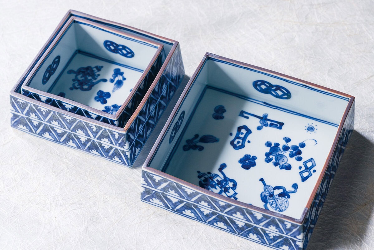 入れ子になる四方鉢はお正月にも大活躍。小W11×D11×H5cm 12,100円、中W13×D13×H5cm 13,200円、大W15×D15×H5cm 14,300円。