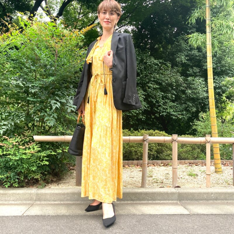 【60代お手本スナップ＜東京＞】華やかワンピースを「ユニクロ」ジャケットで品よくまとめる！大人の甘辛コーディネートをチェック