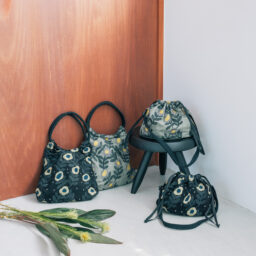 刺しゅう巾着ショルダーバッグ［サイズ（約）：H20×W31（底25）×D13㎝、ショルダーストラップの長さ75～132㎝］各¥7,447、刺しゅうラウンドトートバッグ［サイズ（約）：H31×W31㎝、持ち手の長さ35㎝］各¥8,943／kippis公式通販（宝島チャンネル）