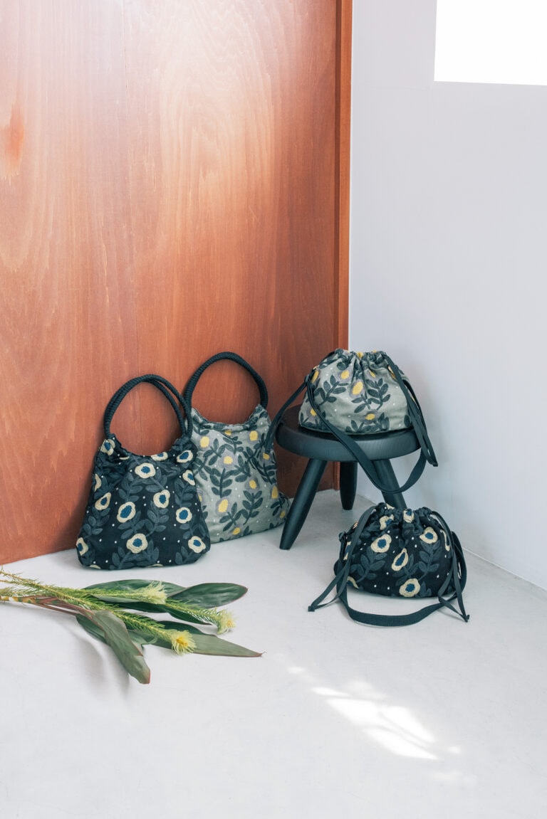 刺しゅう巾着ショルダーバッグ［サイズ（約）：H20×W31（底25）×D13㎝、ショルダーストラップの長さ75～132㎝］各¥7,447、刺しゅうラウンドトートバッグ［サイズ（約）：H31×W31㎝、持ち手の長さ35㎝］各¥8,943／kippis公式通販（宝島チャンネル）