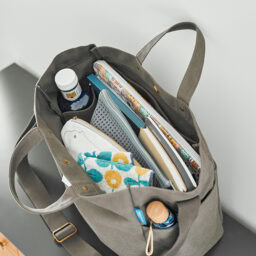 ノートパソコンも余裕で収納。 着脱可能な底板つきで、たくさん入れても安心。