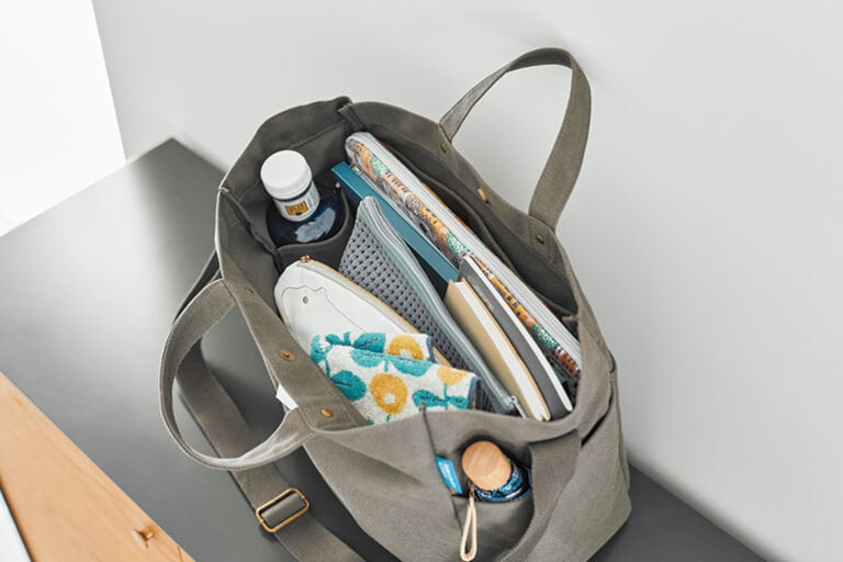 ノートパソコンも余裕で収納。 着脱可能な底板つきで、たくさん入れても安心。