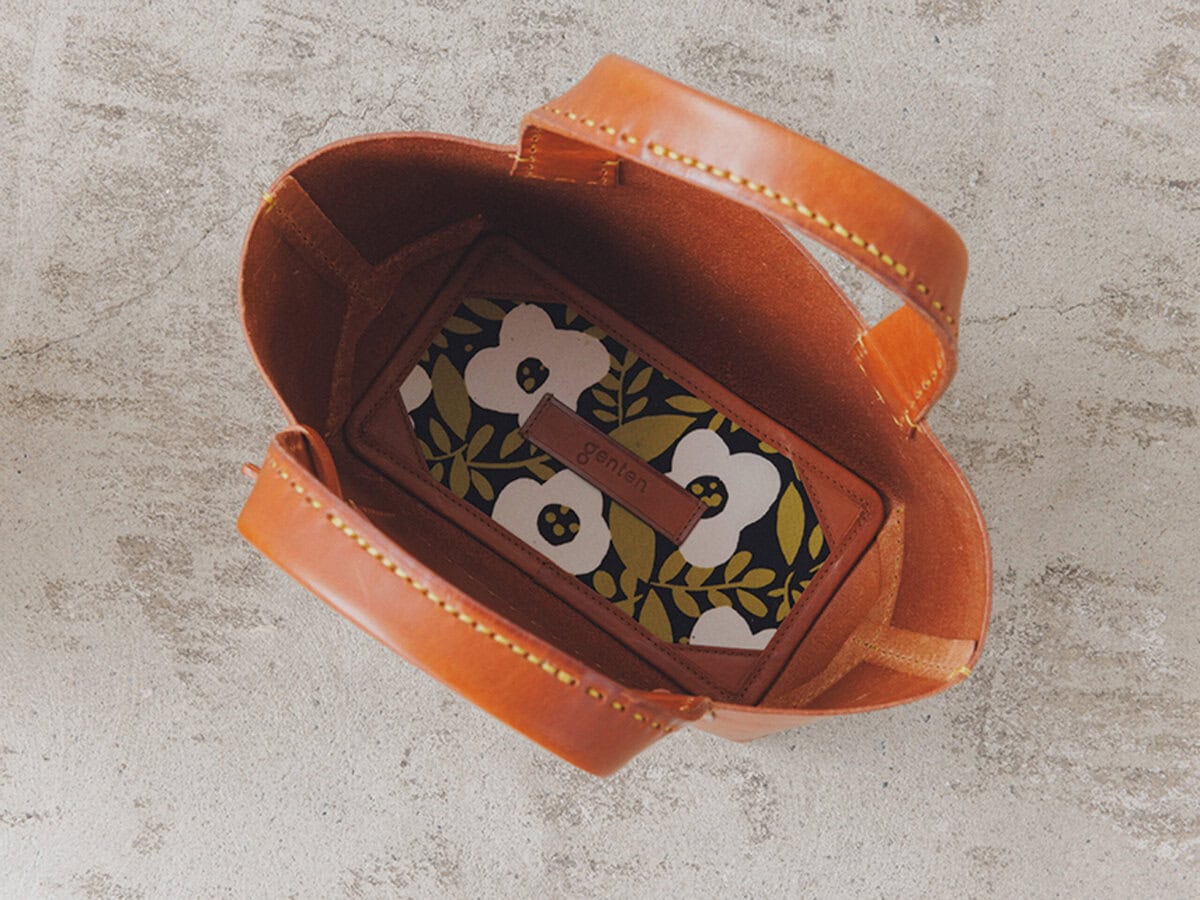 バッグの底敷きは、見るたびに前向きな気持ちになれるような華やかなkippis柄。