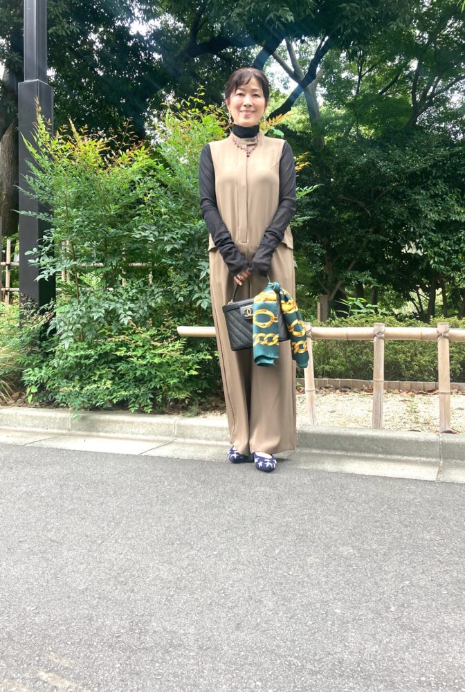 【60代お手本スナップ】ベージュ×黒のシックな装いに「シャネル」バッグ&スカーフがアクセントの素敵なマダムをキャッチ!