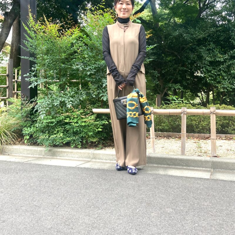 【60代お手本スナップ】ベージュ×黒のシックな装いに「シャネル」バッグ＆スカーフがアクセントの素敵なマダムをキャッチ！