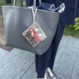 「トートバッグには、『エルメス』のストールや遊びの効いた『リパーニ』のチャームでアレンジを。シンプルなトートバッグなのでたし算アレンジが楽しめます」