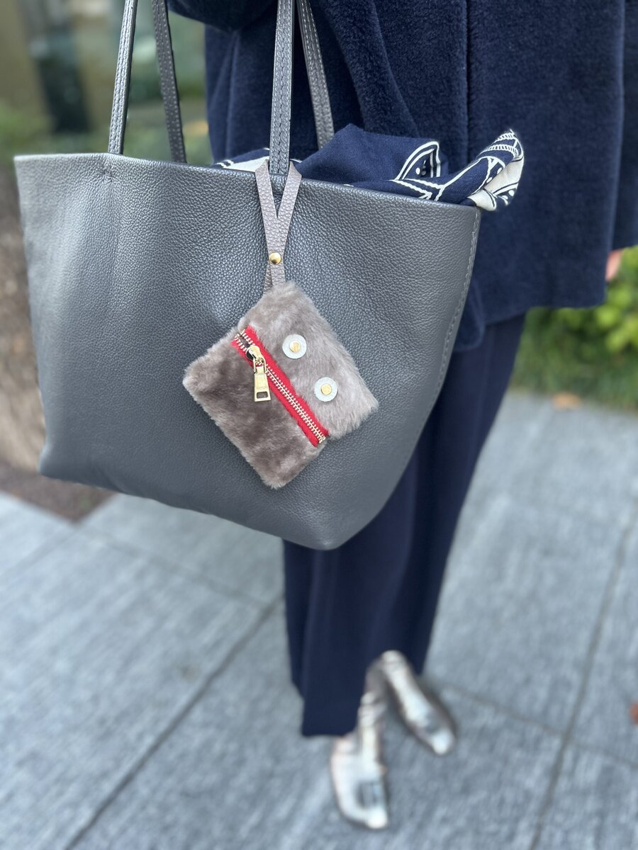 「トートバッグには、『エルメス』のストールや遊びの効いた『リパーニ』のチャームでアレンジを。シンプルなトートバッグなのでたし算アレンジが楽しめます」