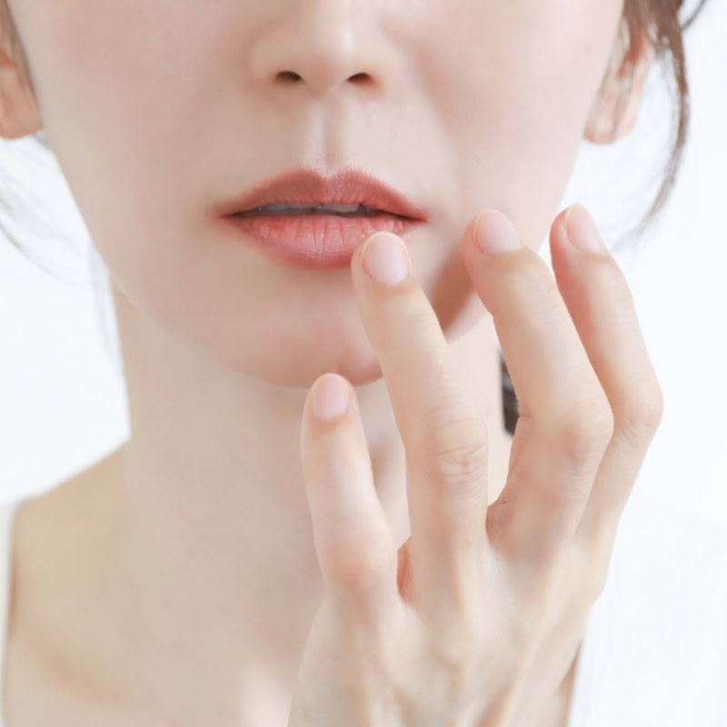 【60代ヘルスケア】唇のカサつき・皮むけが続く理由は？原因と今日からできるセルフケア【薬剤師監修】