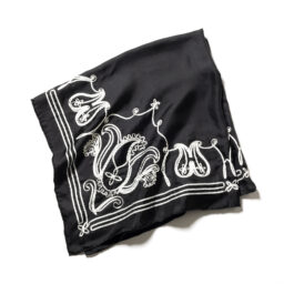 黒スカーフ¥35,200／アソース メ レ（アイネックス）