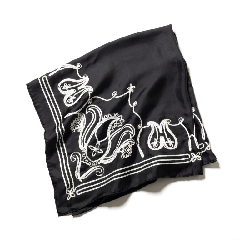 黒スカーフ¥35,200／アソース メ レ（アイネックス）