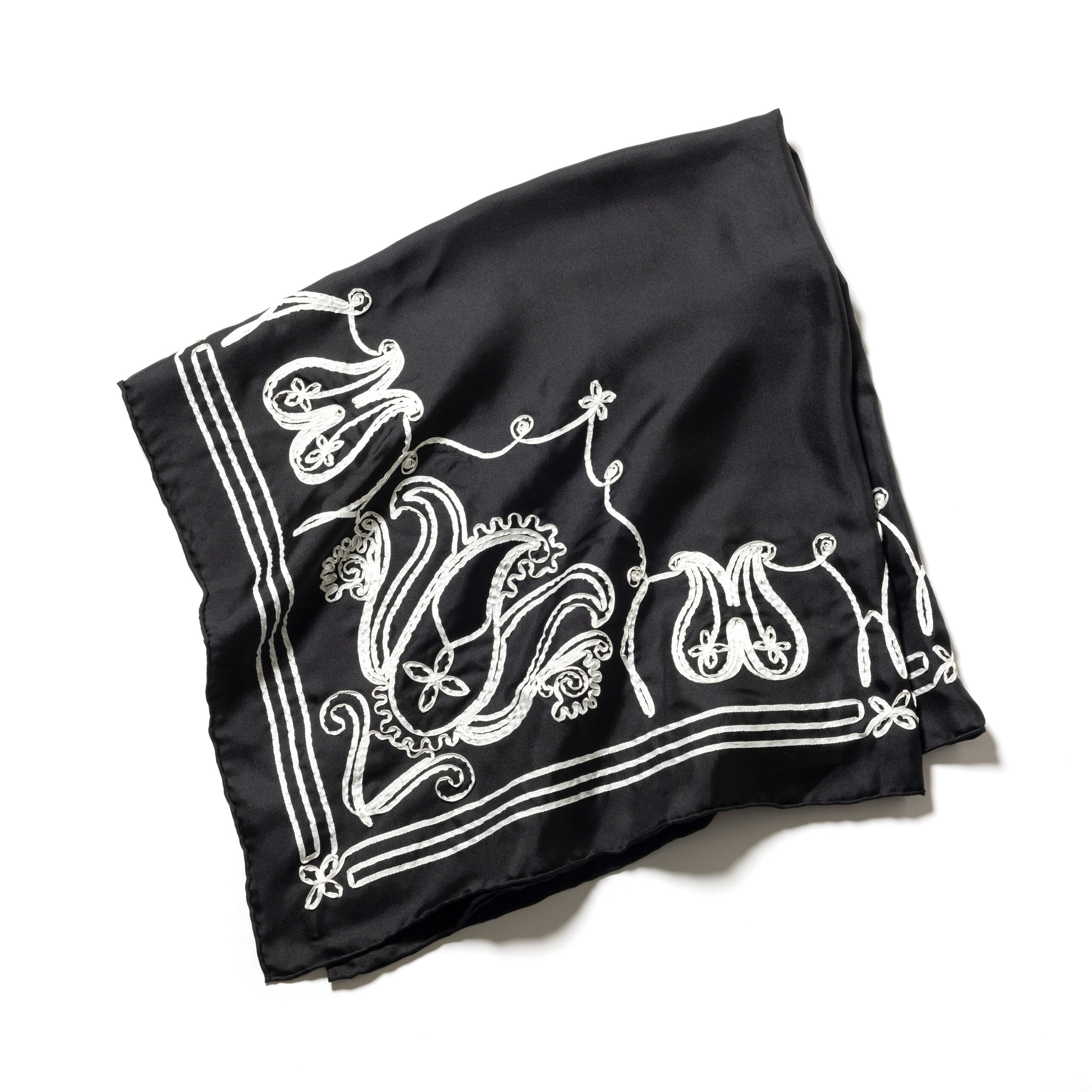 黒スカーフ¥35,200／アソース メ レ（アイネックス）