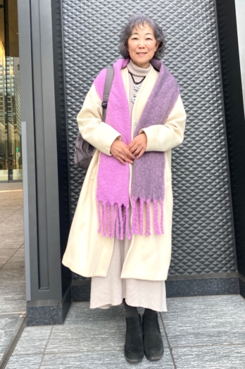 【60代お手本スナップ】グレーヘアだから効く！ヘアカラーと相性抜群のカラーで大人なリラクシーコーデに