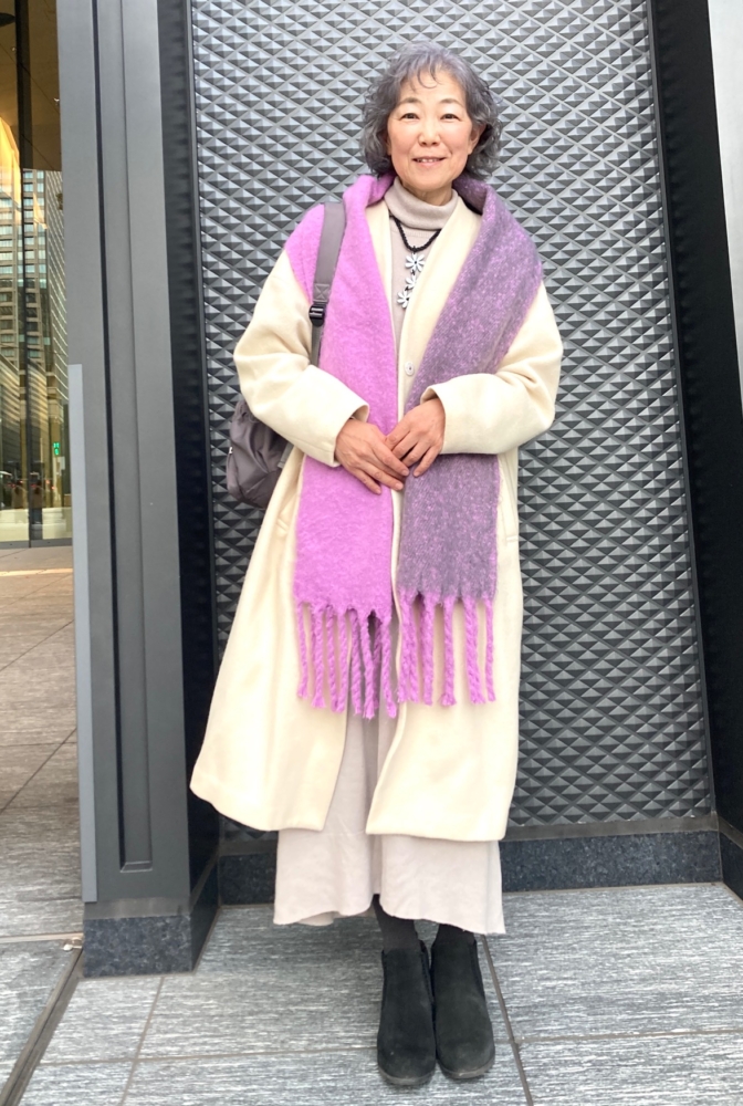 【60代お手本スナップ】グレーヘアだから効く!ヘアカラーと相性抜群のカラーで大人なリラクシーコーデに