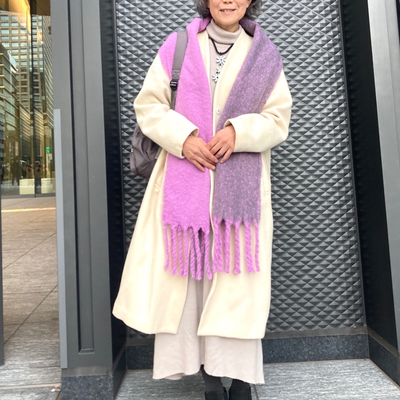【60代お手本スナップ】グレーヘアだから効く！ヘアカラーと相性抜群のカラーで大人なリラクシーコーデに