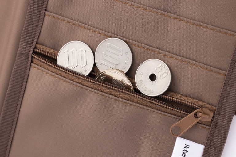 ファスナー付きポケット