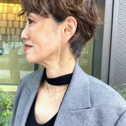 「髪が短めなのでピアスはインパクトの大きいものを選ぶと映えやすいんです。今回はゴールドのひねりの効いたフープピアスで顔まわりを華やかにアレンジしました」