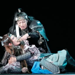 ライ（幸四郎）に捕らえられてしまうシュテン