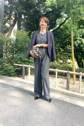 【60代お手本スナップ】小物でアクセントをつけたシックな大人のオールインワンコーディネートをチェック