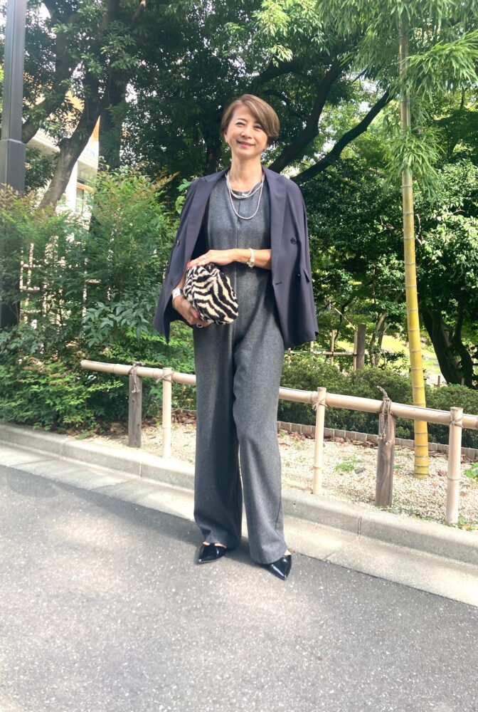 【60代お手本スナップ】小物でアクセントをつけたシックな大人のオールインワンコーディネートをチェック