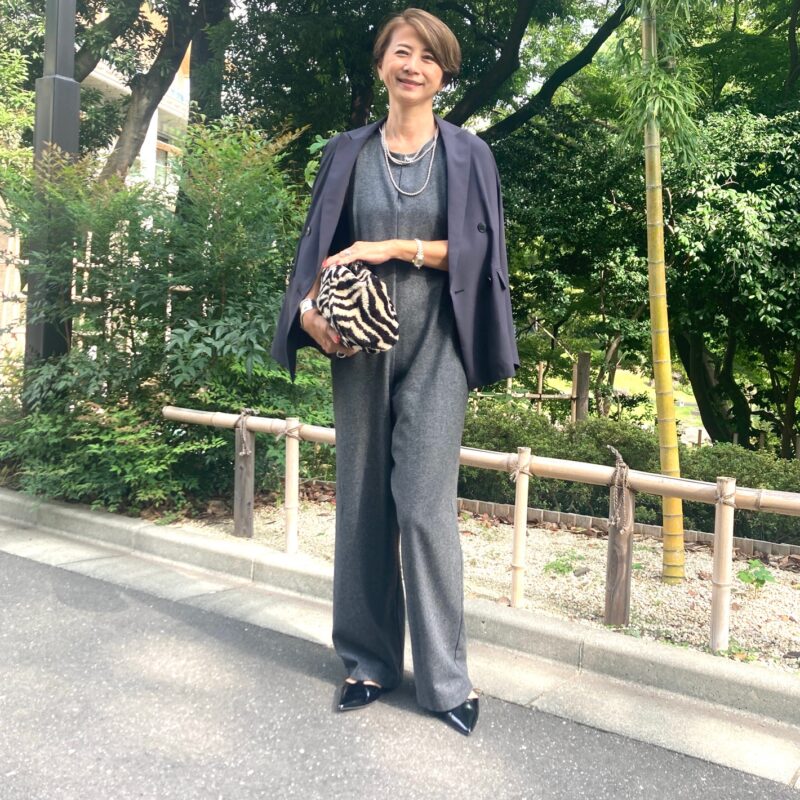 【60代お手本スナップ】小物でアクセントをつけたシックな大人のオールインワンコーディネートをチェック