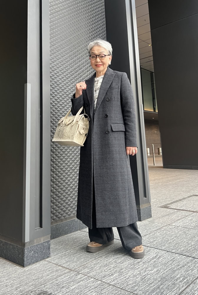 【60代お手本スナップ】「UNIQLO:C」のシックなロングコートに白でやわらかな女性らしさをプラスした大人カジュアルスタイル