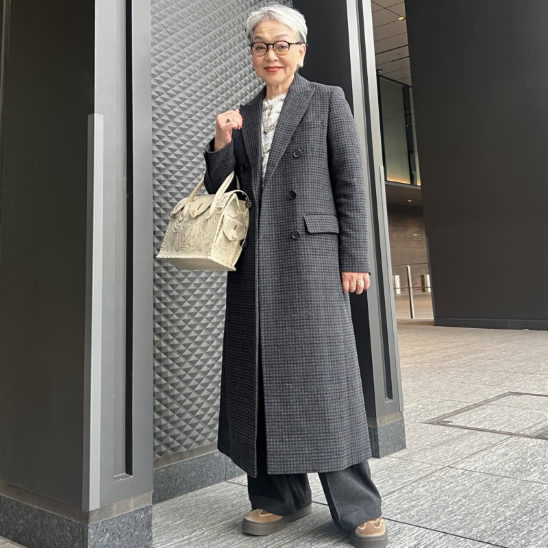 【60代お手本スナップ】「UNIQLO：C」のシックなロングコートに白でやわらかな女性らしさをプラスした大人カジュアルスタイル