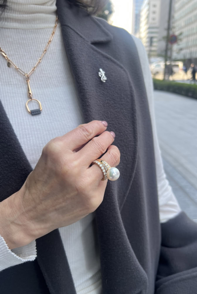 華やかなアクセサリーでエレガントな雰囲気に