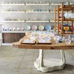 JR水道橋駅から歩いてすぐ。「約50坪とゆったり広い店内では人気作家や注目の若手作家の個展が開かれるほか、常に80人もの作家の陶器、ガラス、漆器などが並んで圧巻！もともと料理人であるご店主の器の見識、センスが素晴らしく、スタッフの方も気さくで親切。また梱包が完璧で飛行機に持ち込む際も安心なんです」