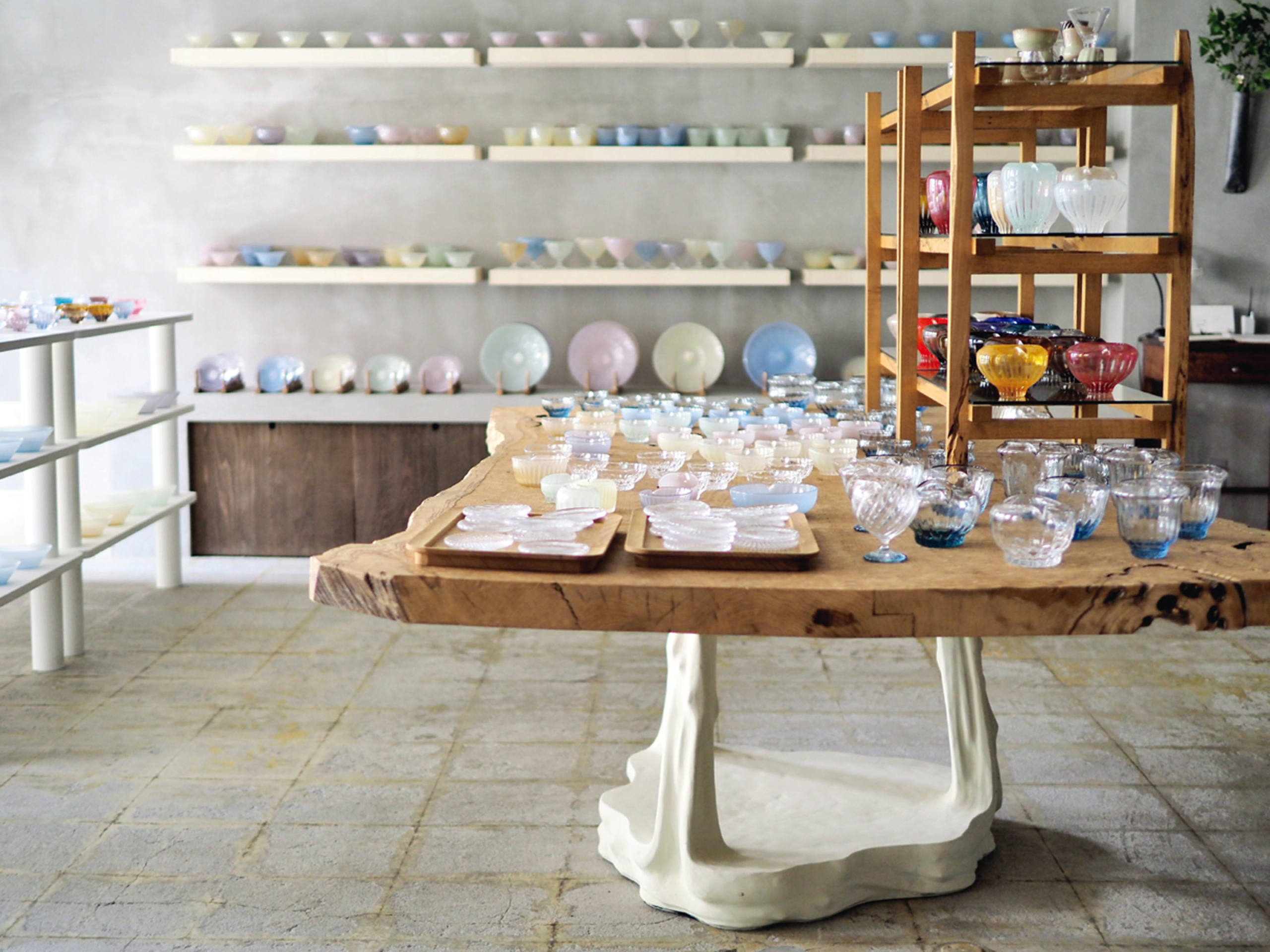 JR水道橋駅から歩いてすぐ。「約50坪とゆったり広い店内では人気作家や注目の若手作家の個展が開かれるほか、常に80人もの作家の陶器、ガラス、漆器などが並んで圧巻!もともと料理人であるご店主の器の見識、センスが素晴らしく、スタッフの方も気さくで親切。また梱包が完璧で飛行機に持ち込む際も安心なんです」