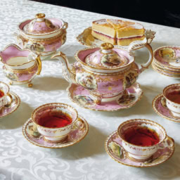 オーダーメイドの器で彩られるアッパークラスのアフタヌーンティー