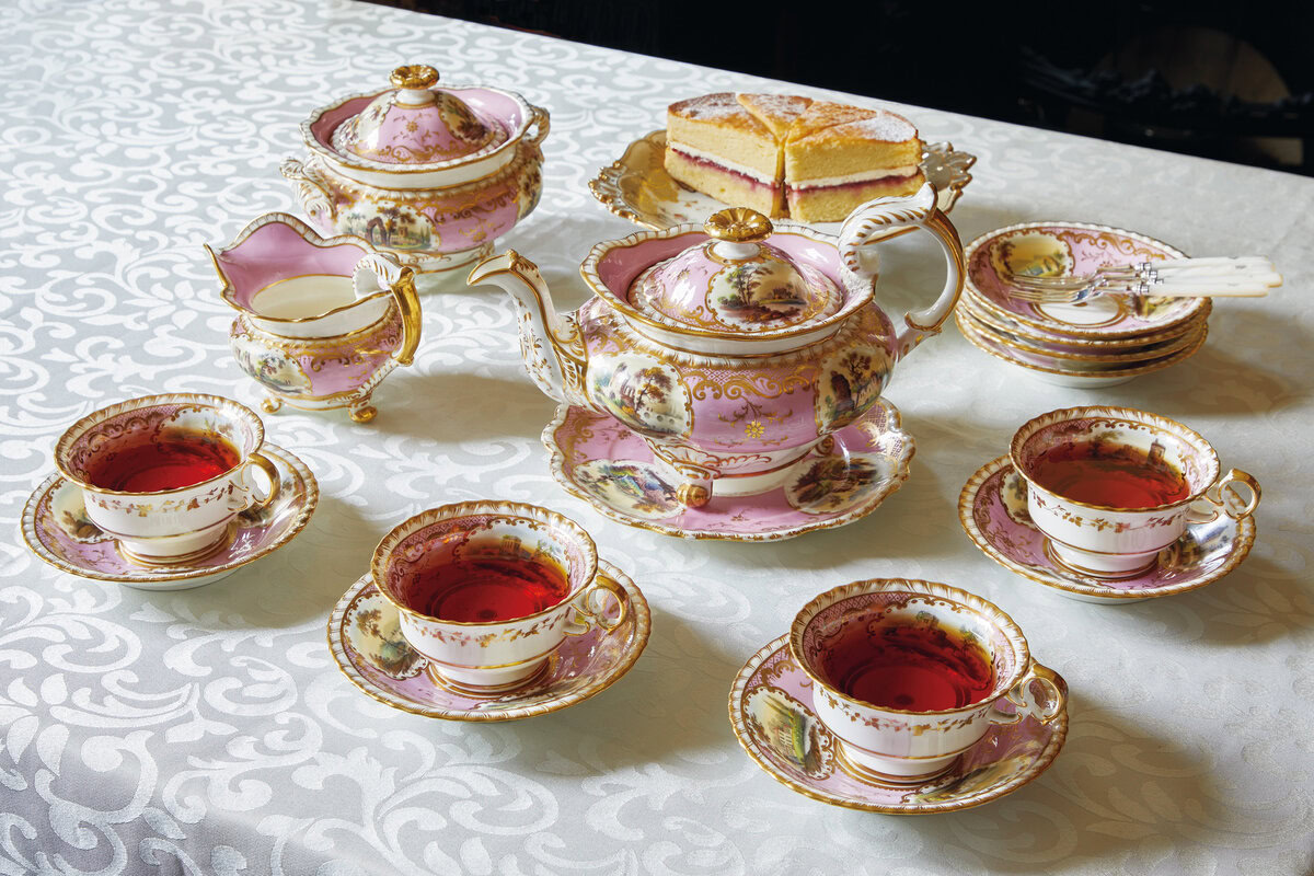 オーダーメイドの器で彩られるアッパークラスのアフタヌーンティー