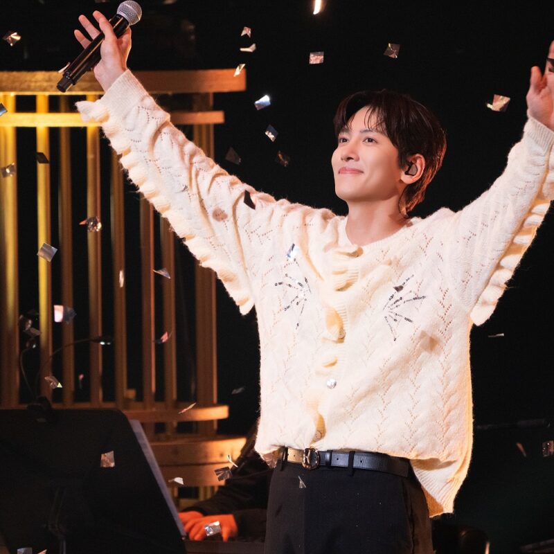 【韓国エンタメ】「アジアの貴公子」俳優チ・チャンウクがクリスマスに降臨!80歳になるファンをおんぶする場面にほっこり!「新しい年も健康で、幸せでいてください」