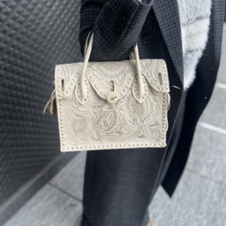 「『グレースコンチネンタル』のこのバッグはお気に入りすぎて、色違いのものを５点ほど持っています！持ち歩いていると『どこのバッグですか？』など褒められることが多くて嬉しいです。コーデのポイントになるのはもちろん、お食事からカジュアルなシーンにもマッチするのでヘビロテしています」