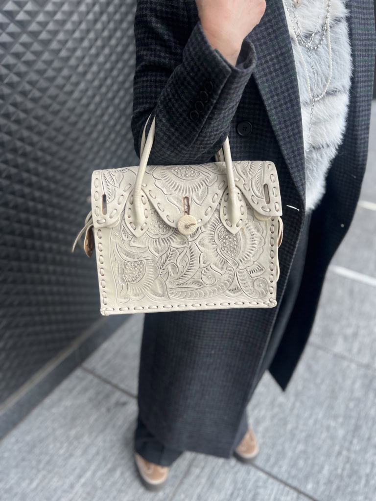 「『グレースコンチネンタル』のこのバッグはお気に入りすぎて、色違いのものを5点ほど持っています!持ち歩いていると『どこのバッグですか?』など褒められることが多くて嬉しいです。コーデのポイントになるのはもちろん、お食事からカジュアルなシーンにもマッチするのでヘビロテしています」