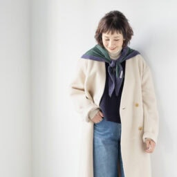 ストール¥37,400／ミラーインザスカイ（アッシュ・ぺー・フランス）、コート¥29,900／ムジラボ（無印良品 代官山）、タートルネック¥34,100／スローン（ザ ショップ スローン 神戸）、ベスト¥5,990、デニム¥9,990（ともに一部店舗及びオンラインストアのみで販売）／ともにコントワー・デ・コトニエ（ユニクロ）、イヤリング¥5,400、リング¥11,550／ともにアビステ