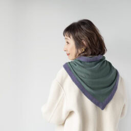 後ろ姿のポイントになりつつ、肩から背中をしっかり保温。