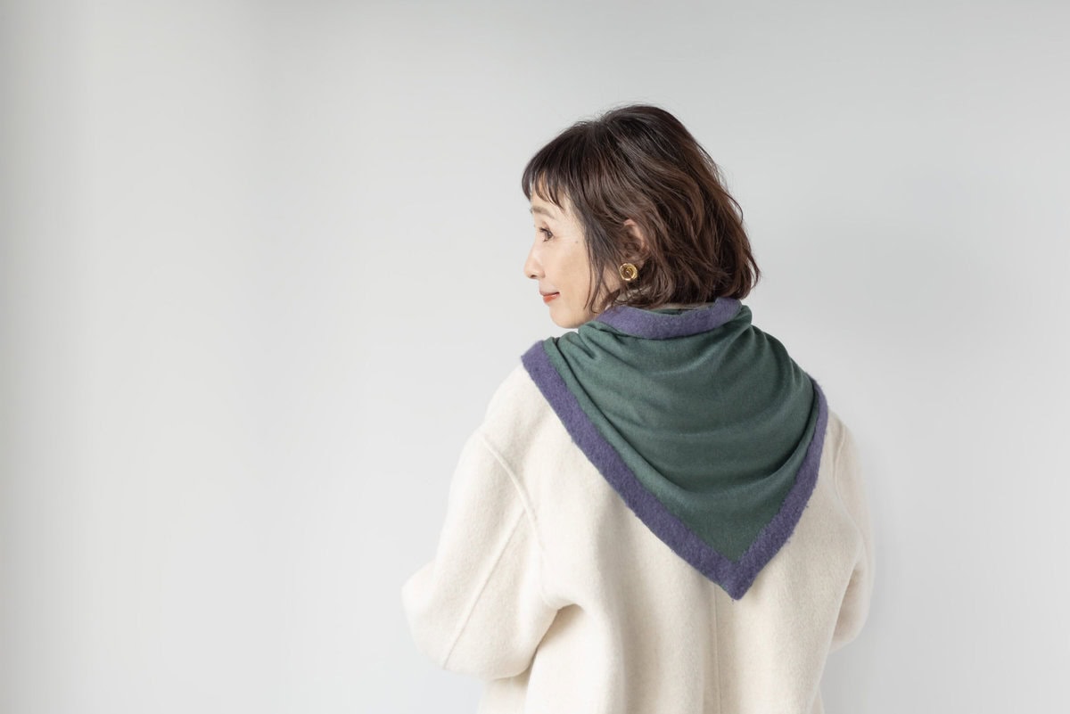 後ろ姿のポイントになりつつ、肩から背中をしっかり保温。