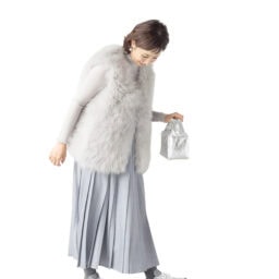 タイツ¥2,640／靴下屋（タビオ）、ジレ（一部店舗限定）¥319,000、スカート¥69,300／ともにエブール（リトルリーグ インク）、タートルネック¥11,000／ソージュ（ソージュ オンラインストア）、バッグ¥39,600／バケット バゲージ（アイネックス）、イヤリング¥8,800／アビステ、靴¥39,600／ニューバランス（ニューバランスジャパンお客様相談室）