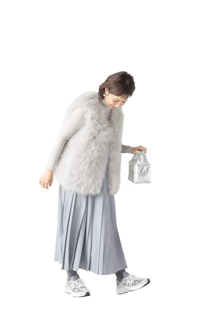 タイツ¥2,640/靴下屋(タビオ)、ジレ(一部店舗限定)¥319,000、スカート¥69,300/ともにエブール(リトルリーグ インク)、タートルネック¥11,000/ソージュ(ソージュ オンラインストア)、バッグ¥39,600/バケット バゲージ(アイネックス)、イヤリング¥8,800/アビステ、靴¥39,600/ニューバランス(ニューバランスジャパンお客様相談室)