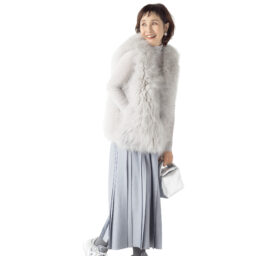 タイツ¥2,640／靴下屋（タビオ）、ジレ（一部店舗限定）¥319,000、スカート¥69,300／ともにエブール（リトルリーグ インク）、タートルネック¥11,000／ソージュ（ソージュ オンラインストア）、バッグ¥39,600／バケット バゲージ（アイネックス）、イヤリング¥8,800／アビステ、靴¥39,600／ニューバランス（ニューバランスジャパンお客様相談室）