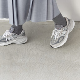 ソックスのような質感のグレーはスニーカーとも相性抜群。デイリーに合わせやすい！      