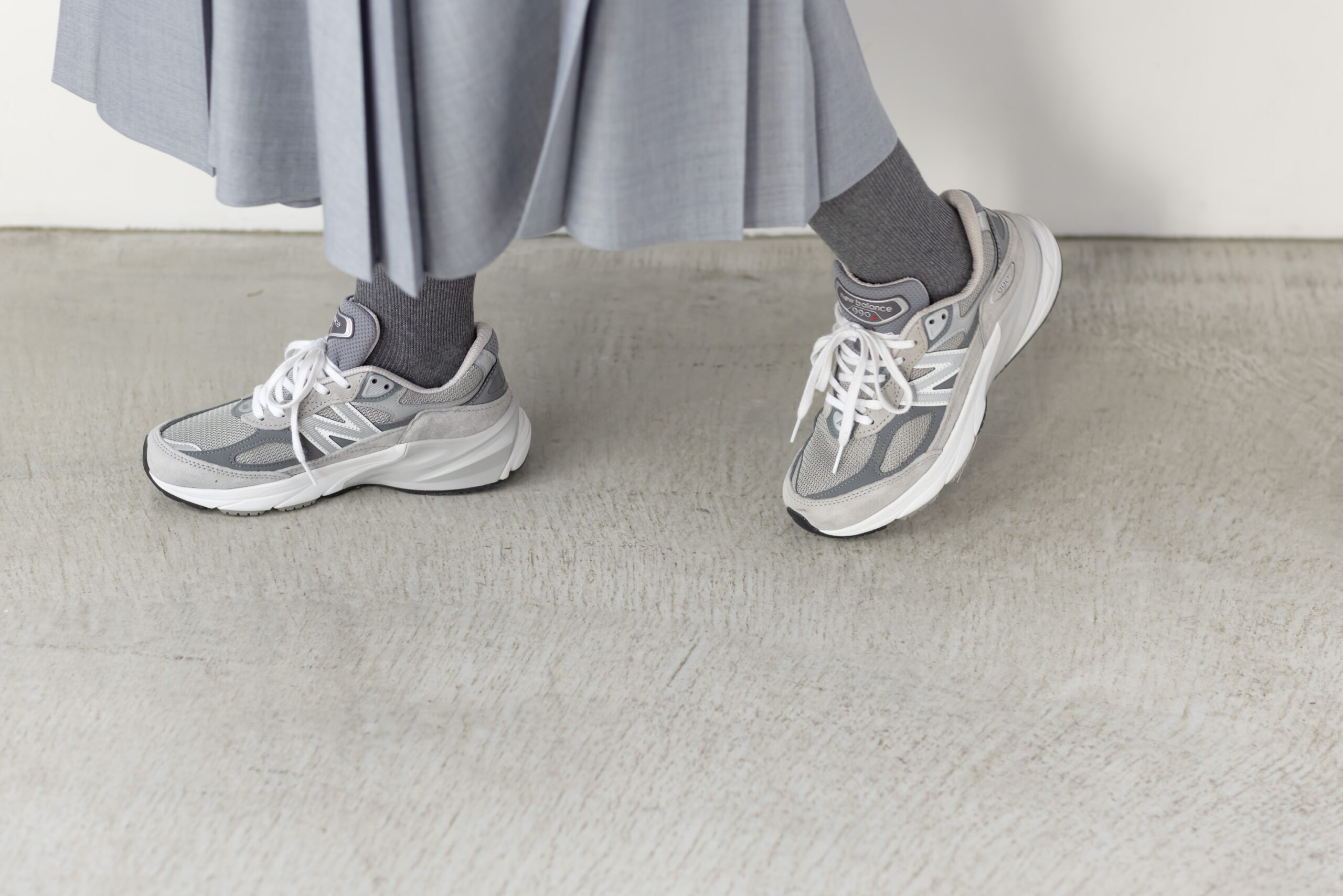 ソックスのような質感のグレーはスニーカーとも相性抜群。デイリーに合わせやすい！      